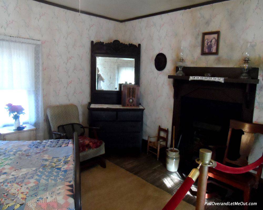 Front room at Elvis Presley birthplace.