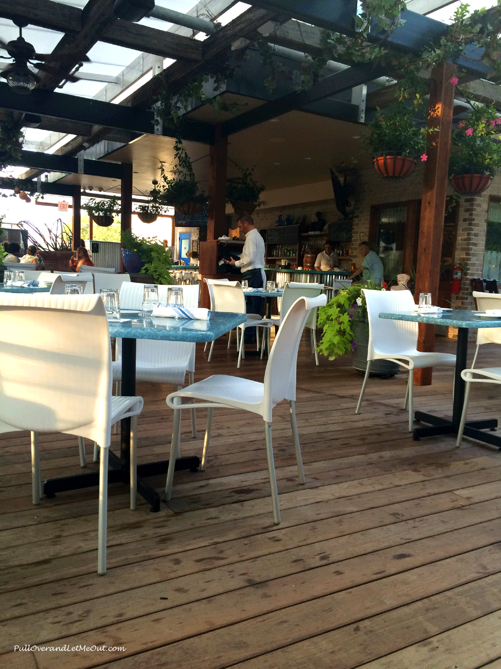 outdoor-dining-at-Taverna-A