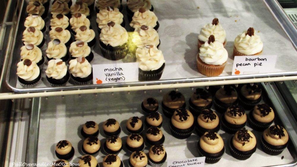 The-Cupcake-Bar-display-cas