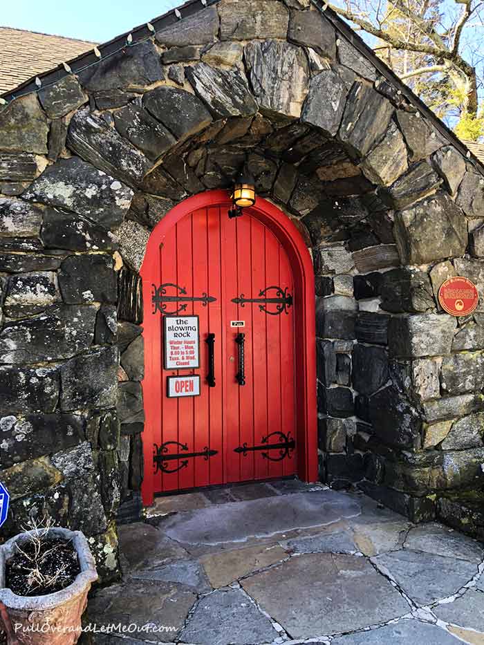 Entrance-visitor-Center-Blowing-Rock-PullOverAndLetMeOut