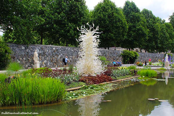 Chihuly at Biltmore is an incredible art exhibition of the breathtaking glass artwork of Dale Chihuly. #PullOverAndLetMeOut #ChihulyAtBiltmore #Biltmore #Chihuly #travel #VisitNC #NorthCarolina #glassart #art #BiltmoreEstate #Asheville 