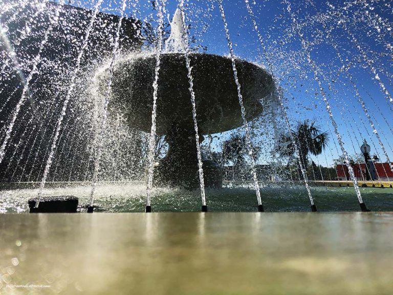 Courthouse-fountain-splashes-Wilmington-PullOverAndLetMeOut