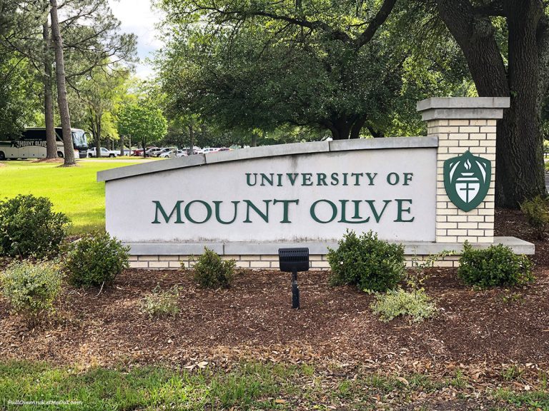 University of Mount Olive entrance Mt. Olive, NC PullOverAndLetMeOut.com