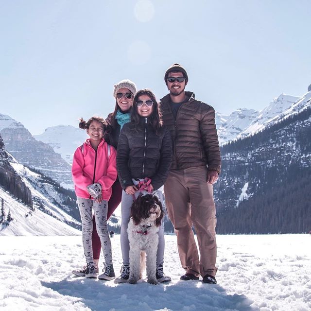 Family and dog on a snowy mountain. Trusted House Sitters PullOverAndLetMeOut.com