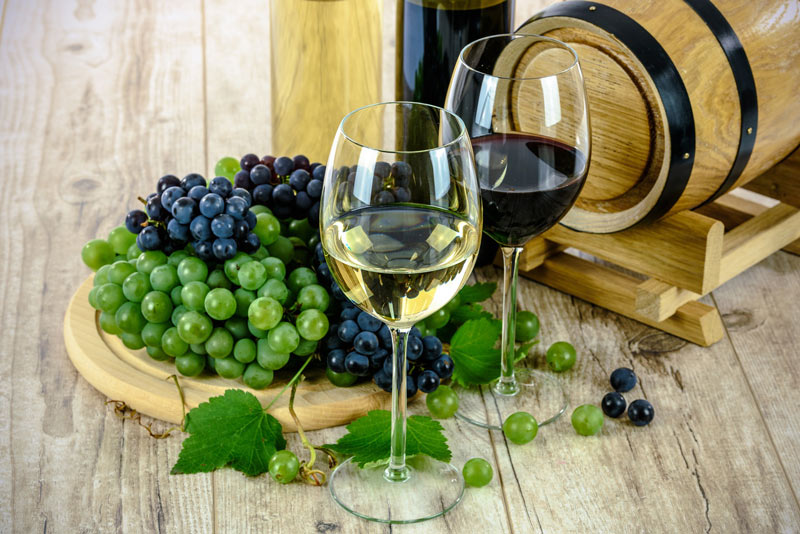 wine-with-grapes-red-white-grapes-800x534