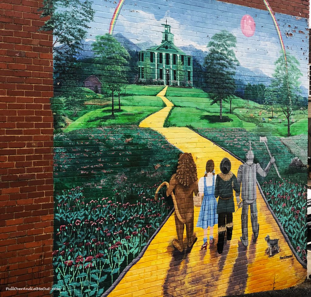 Wizarad Of Oz Street Art mural in Burnsville, NC PullOverAndLetMeOut