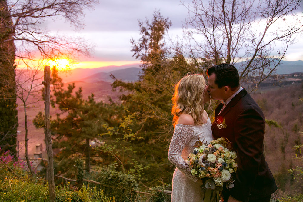 Sunset kiss bride & groom in Tuscany, Italy