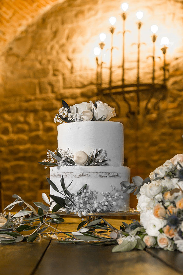 A two-tier wedding cake with roses as decoration. Dream wedding in Tuscany PullOverAndLetMeOut