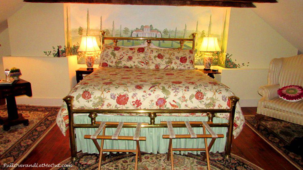 A flowered bedspread on a spacious kingsized bed