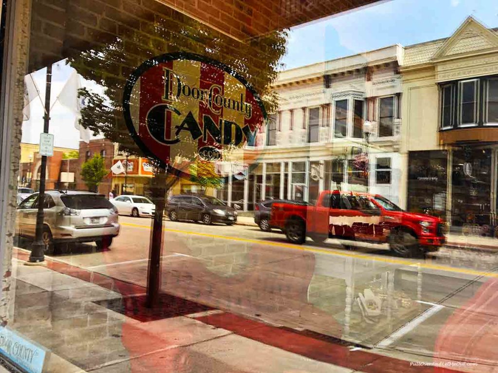 shop window in Sturgeon Bay Door County Wisconsin PullOverAndLetMeOut