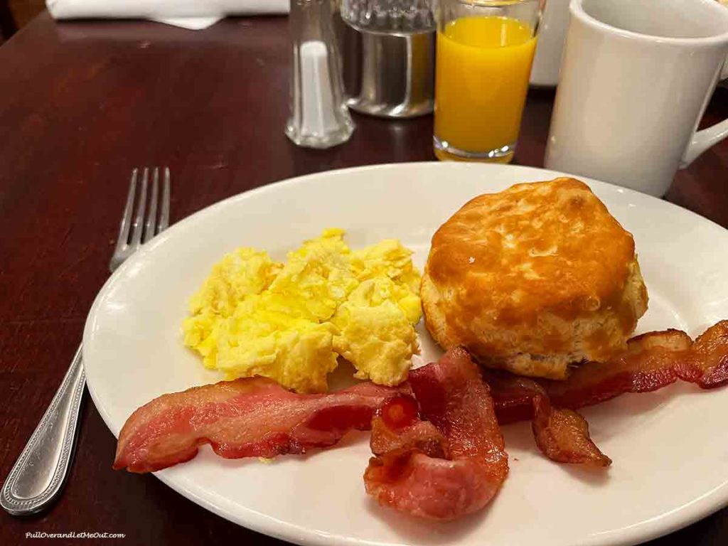 scrambled eggs, bacon, and a biscuit