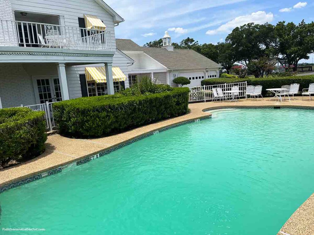 a swimming pool outside a white house