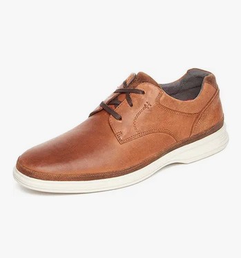 a tan men's oxford shoe