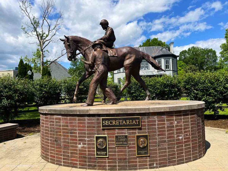 a bronze statue of the racehorse Secretariat