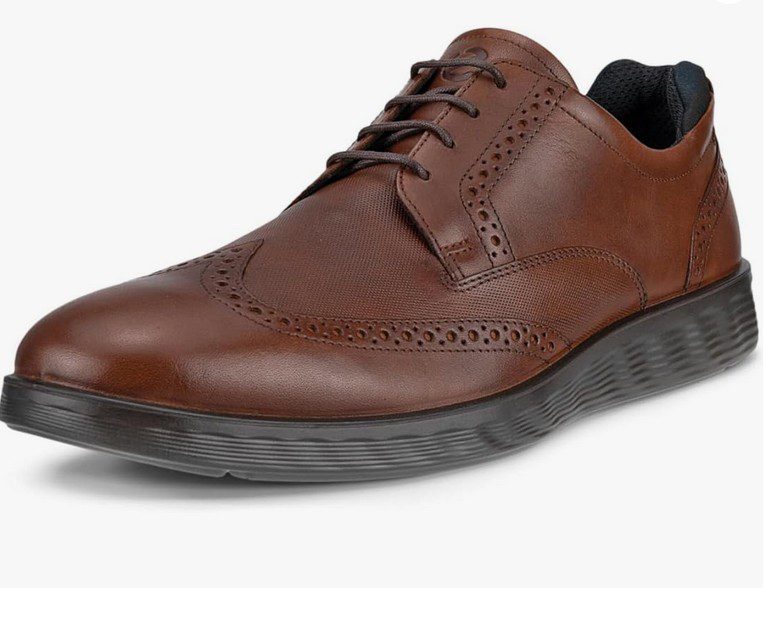 a brown men's Oxford shoe