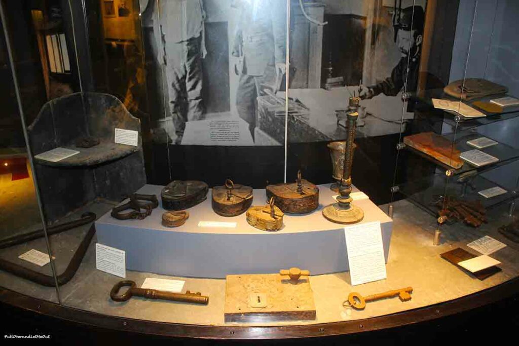 a picture of some keys in a museum